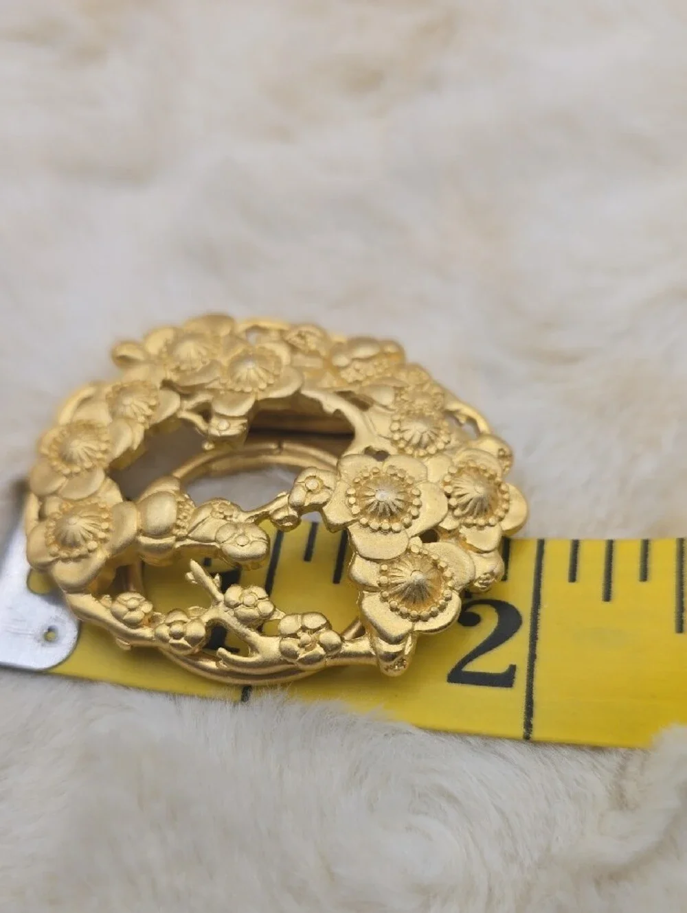 Mary McFadden, Signed. FLoral/Scalloped Gold-Tone Scarf Clip